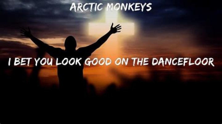 Arctic Monkeys I Bet You Look Good On The Dancefloor Lyrics Spanish Translation
