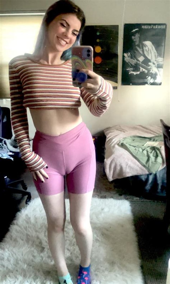 Camel toe fat you can see it from the back lyrics