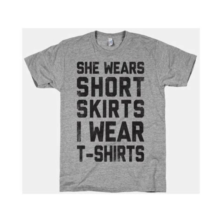 I wear short skirts he wears t shirts lyrics