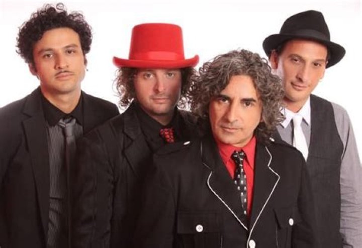 Los Tipitos Siguiendo la Luna Lyrics English Translation